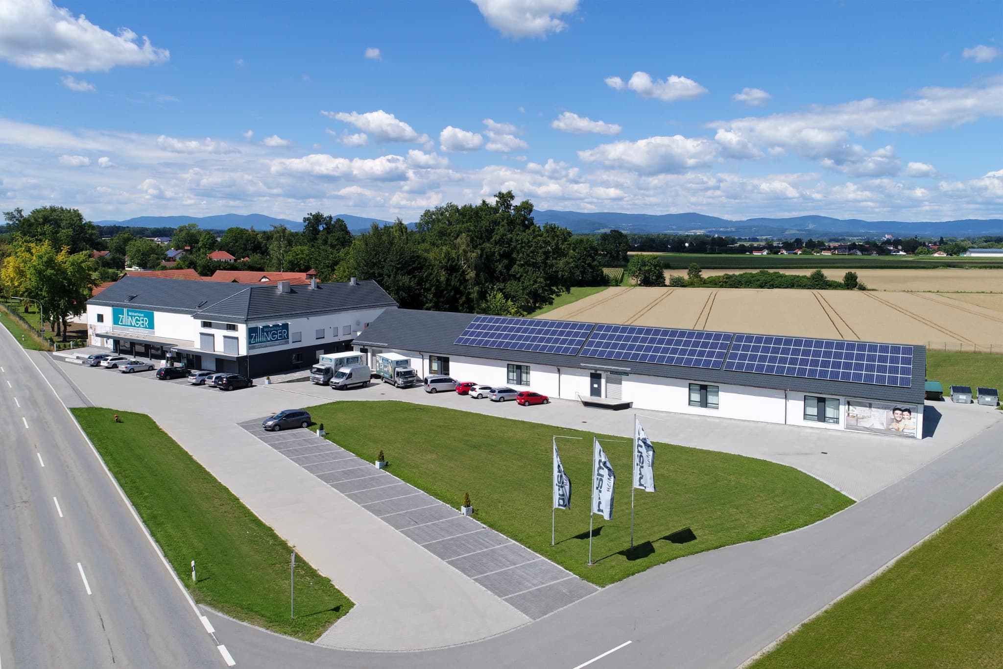 Möbel Zillinger nach der Neugestaltung von Außenfassade und Freianlage