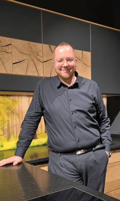 Max Neumüller in der Küchenausstellung
